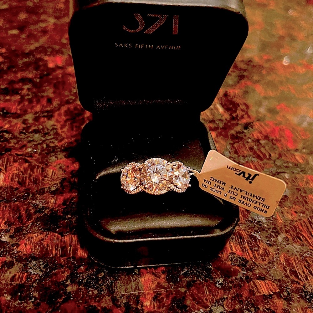 DILLENIUM CUT 12.70CTW WHITE
DIAMOND SIMULANT RHODIUM OVER 925 STERLING SILVER💍